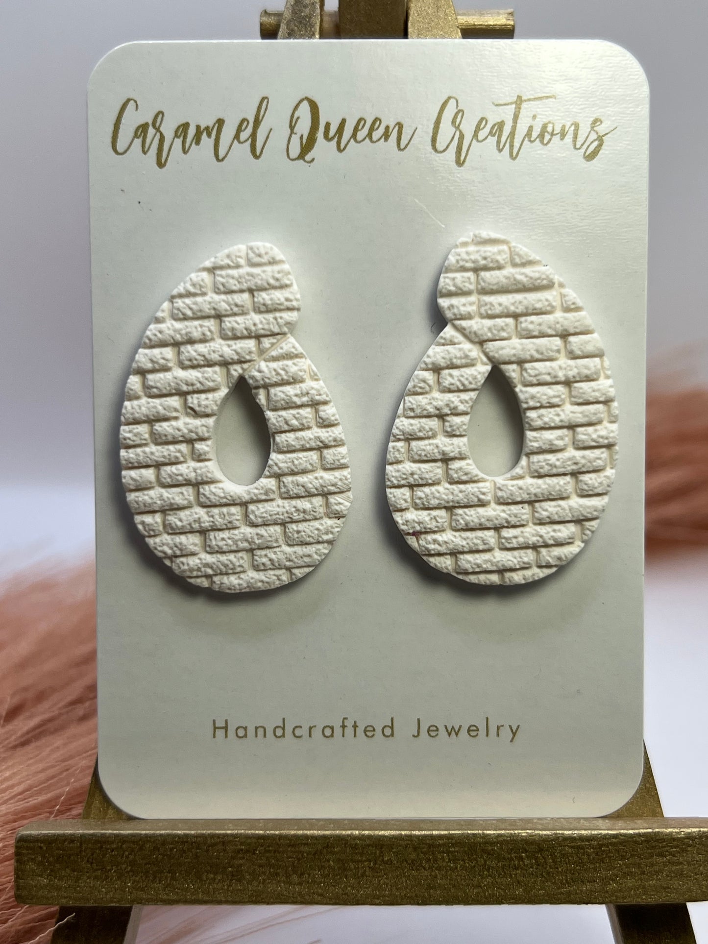 White brick layered studs